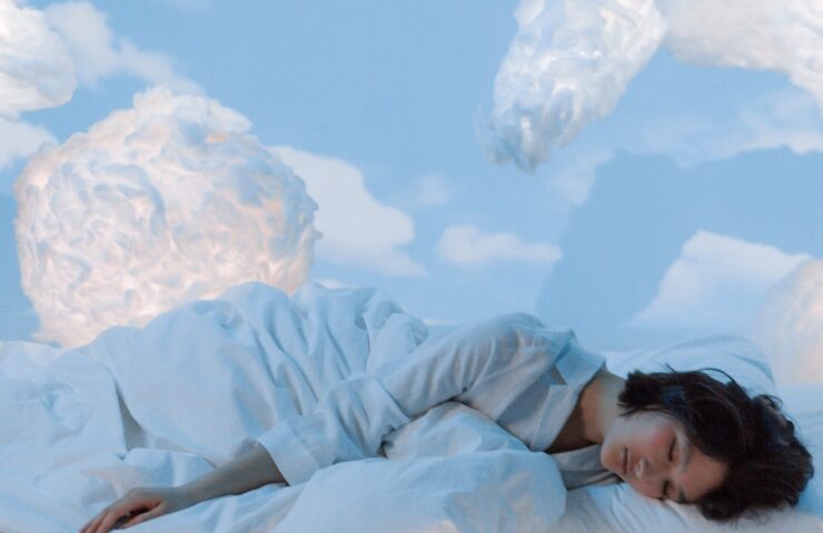 mujer descansando entre nubes