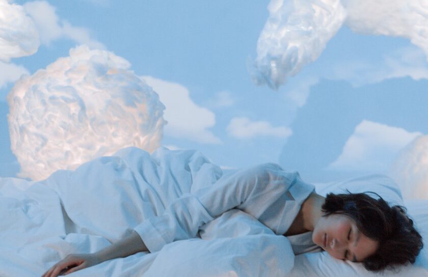 mujer descansando entre nubes