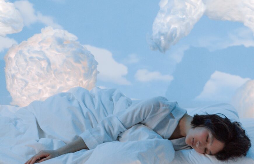 mujer descansando entre nubes